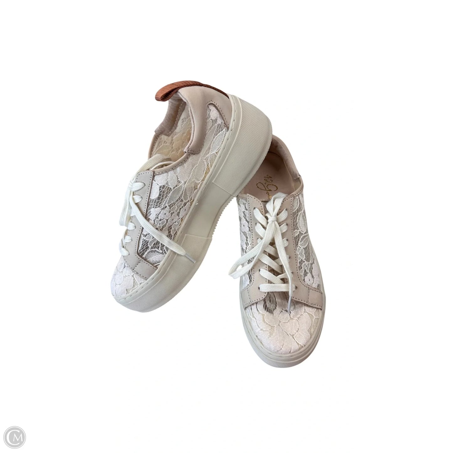 Shoes Sneakers By Clothes Mentor In Cream, Size: 9