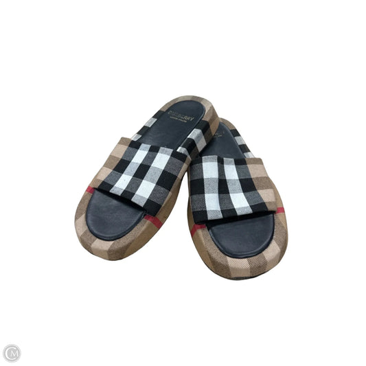 Shoes Luxury Designer By Burberry In Plaid Pattern, Size: 7